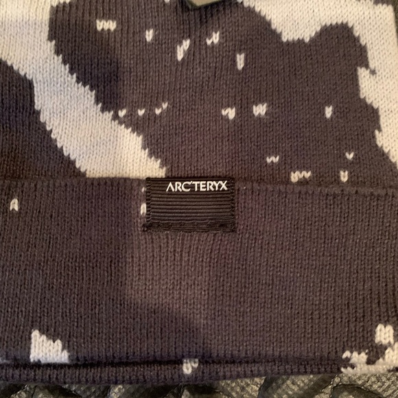 Brand New Arc’Teryx Lightweight Grotto Toque - Picture 2 of 3